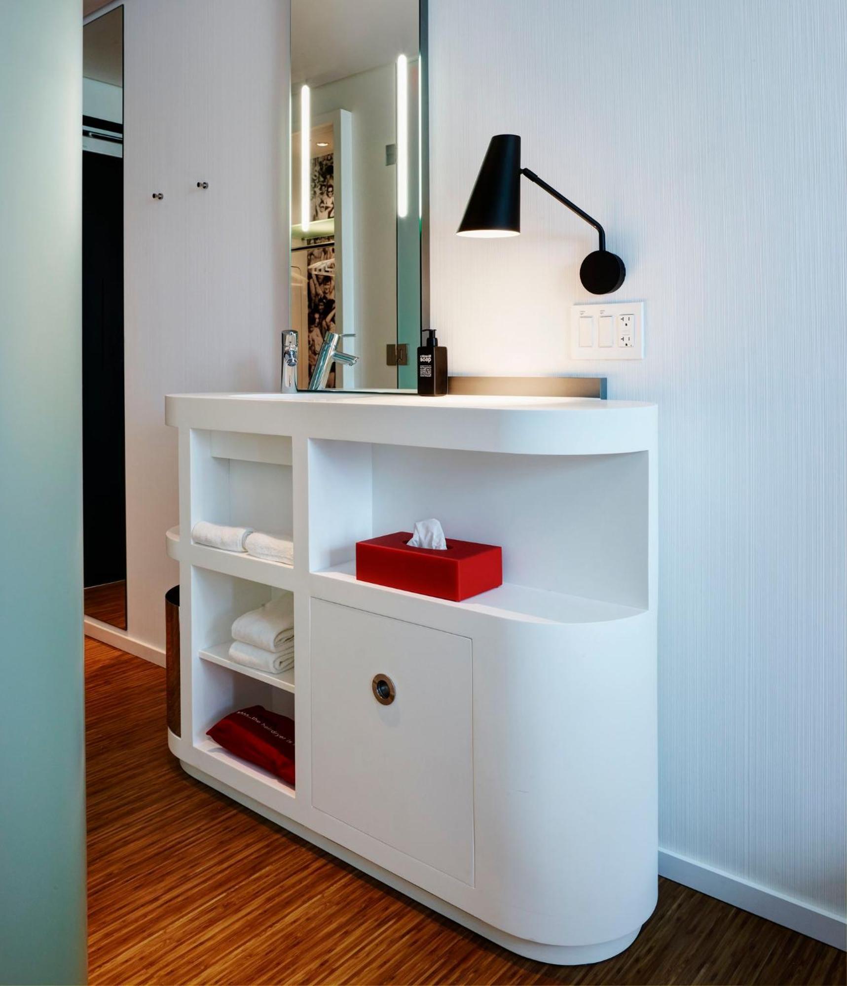 Citizenm Schiphol Airport Hotel 4*